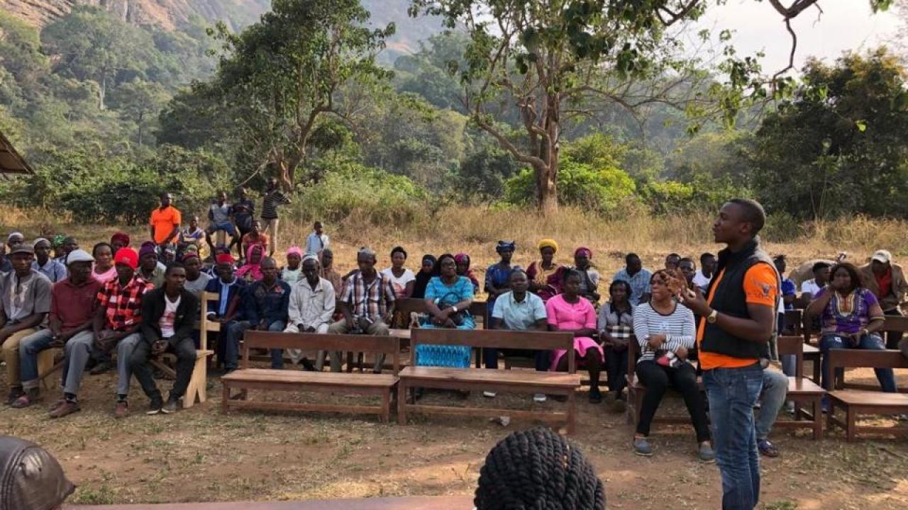 A community engagement meeting about Marburg virus in Kakoya village, Sierra Leone. (Yongai Bona/PREDICT) A community engagement meeting about Marburg virus in Kakoya village, Sierra Leone.